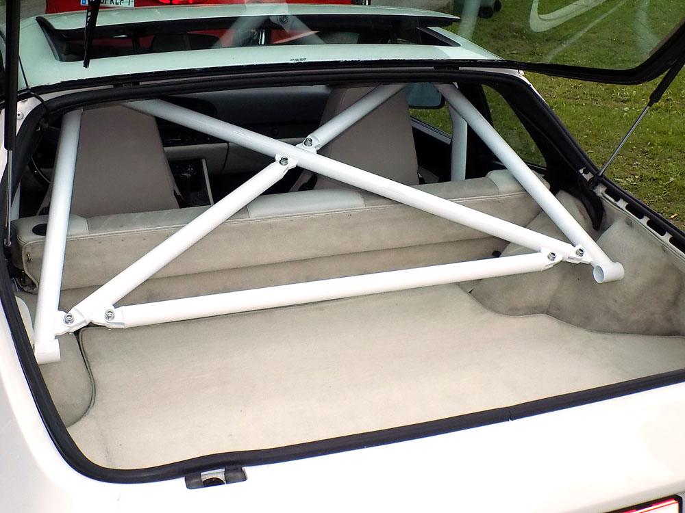 Clubsport-Bügel (lange Ausführung) passend für Porsche 944/968, inkl. Diagonal-Kreuz 3-teilig, zusätzliche Strebe unterhalb des Diagonal-Kreuzes, H-Strebe in B-Säule verschraubt, Weiß Pulver beschichtet
