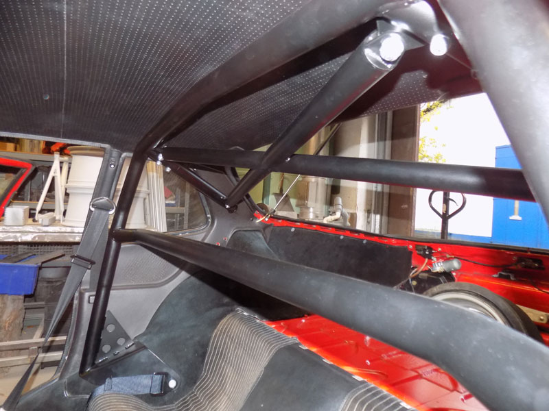 Clubsport-Bügel (kurze Ausführung) passend für Porsche 924/944, inkl. Diagonal-Kreuz 1-teilig (mittig geschweißt), inkl. eingeschweißtem und gebogenem Gurtrohr, Schwarz Pulver beschichtet