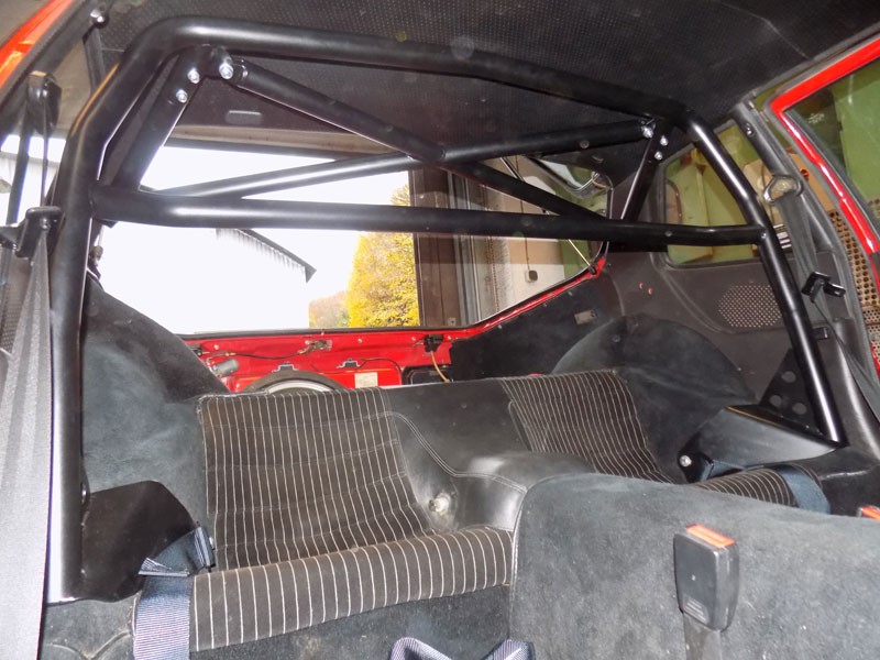 Clubsport-Bügel (kurze Ausführung) passend für Porsche 924/944, inkl. Diagonal-Kreuz 1-teilig (mittig geschweißt), inkl. eingeschweißtem und gebogenem Gurtrohr, Schwarz Pulver beschichtet