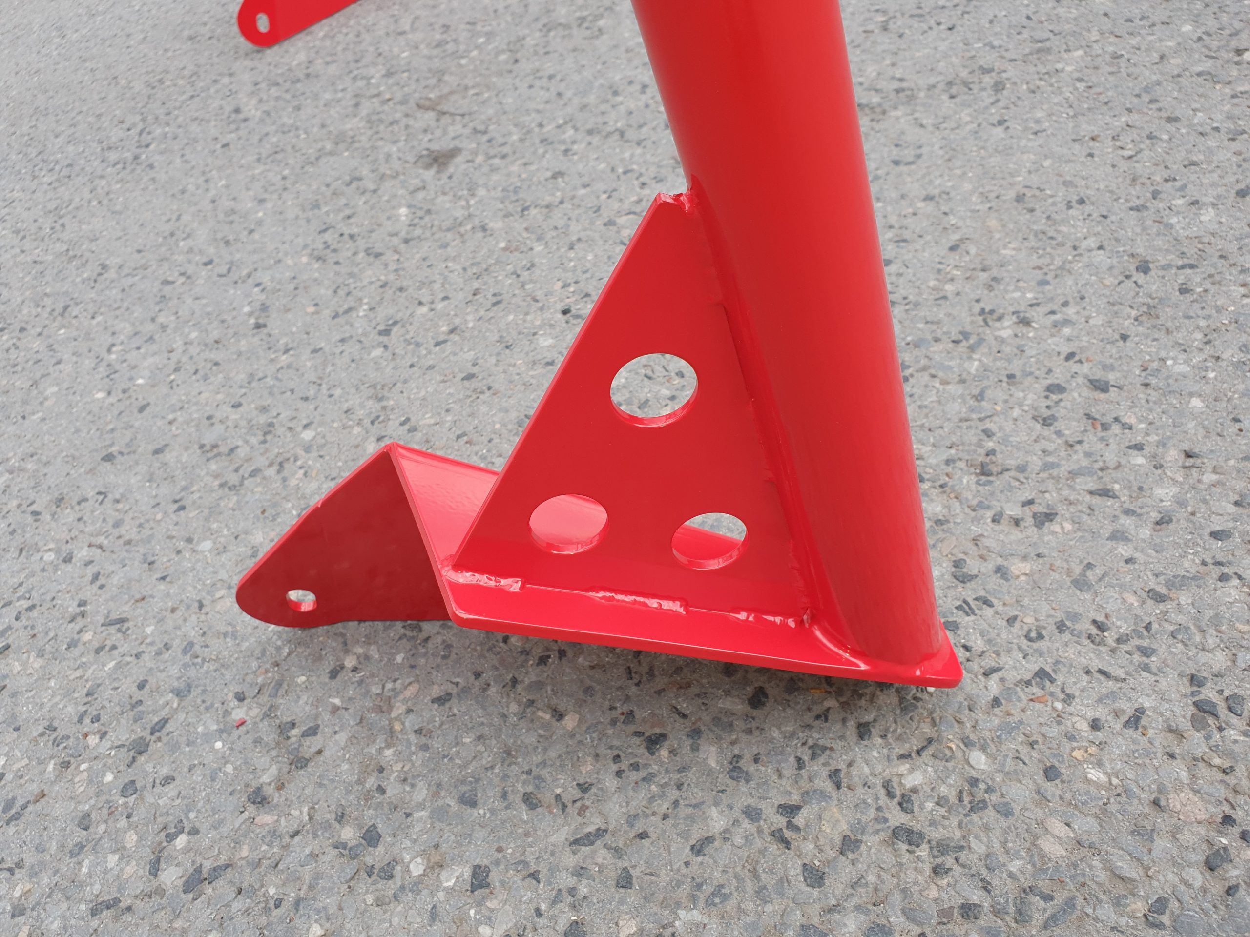 Clubsport-Bügel passend für Porsche 924/944/968, Detail-Aufnahme Fuß B-Säule, Rot Pulver beschichtet
