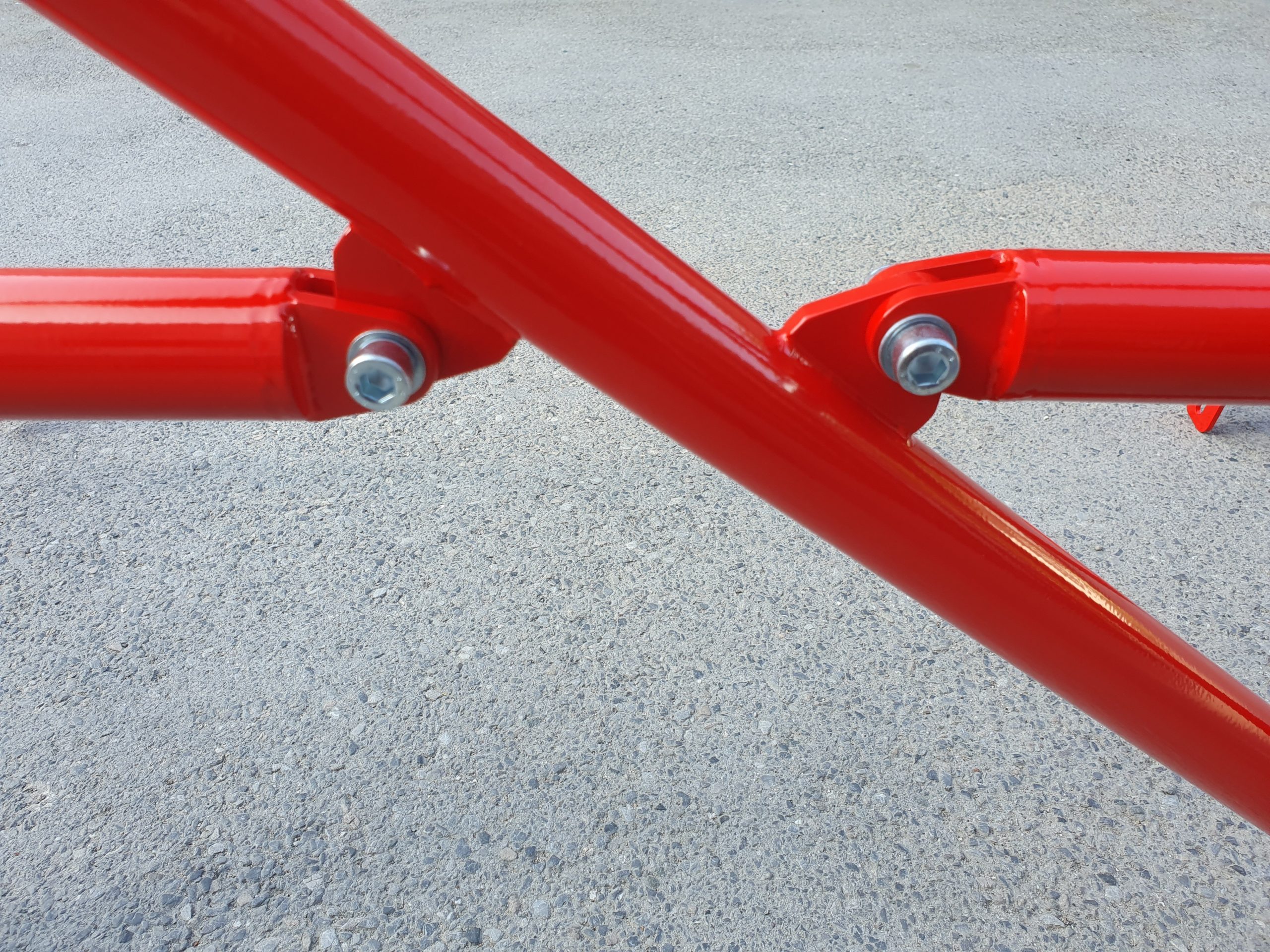 Clubsport-Bügel, passend für Porsche 911 G-Modell (Typ GT...RS), Detail-Aufnahme Befestigungslaschen Diagonal-Kreuz 3-teilig, Rot Pulver beschichtet