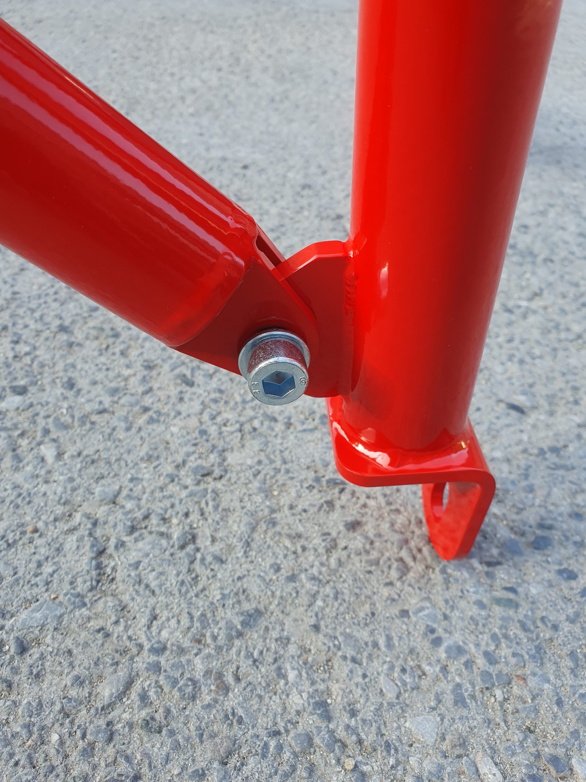 Clubsport-Bügel, passend für Porsche 911 G-Modell (Typ GT...RS), Detail-Aufnahme Befestigungslasche C-Säule unten, Rot Pulver beschichtet