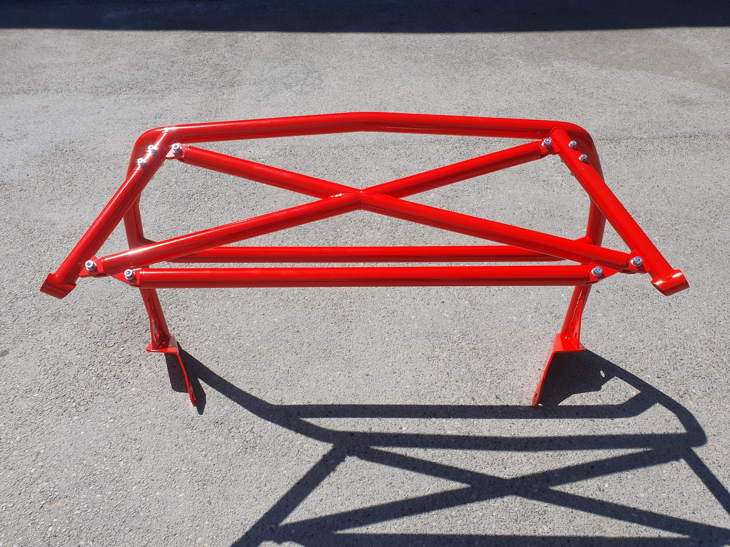 Clubsport-Bügel (kurze Ausführung), passend für Porsche 924/944, inkl. Diagonal-Kreuz 1-teilig ( mittig geschweißt ) , inkl. geschraubter Strebe unter dem Diagonal-Kreuz, inkl. eingeschweißtem und gebogenem Gurtrohr, Rot Pulver beschichtet