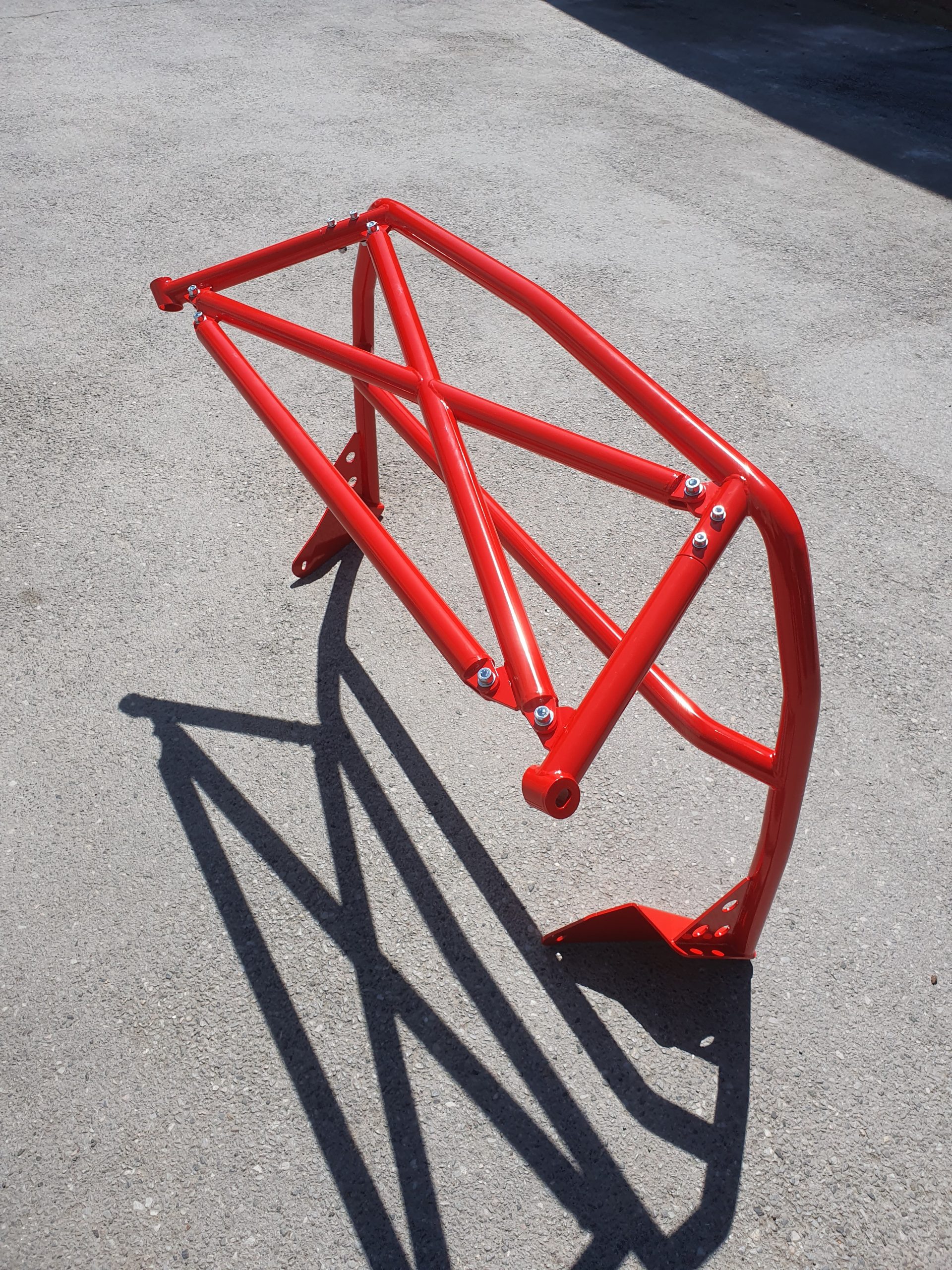 Clubsport-Bügel (kurze Ausführung), passend für Porsche 924/944, inkl. Diagonal-Kreuz 1-teilig ( mittig geschweißt ) , inkl. geschraubter Strebe unter dem Diagonal-Kreuz, inkl. eingeschweißtem und gebogenem Gurtrohr, Rot Pulver beschichtet