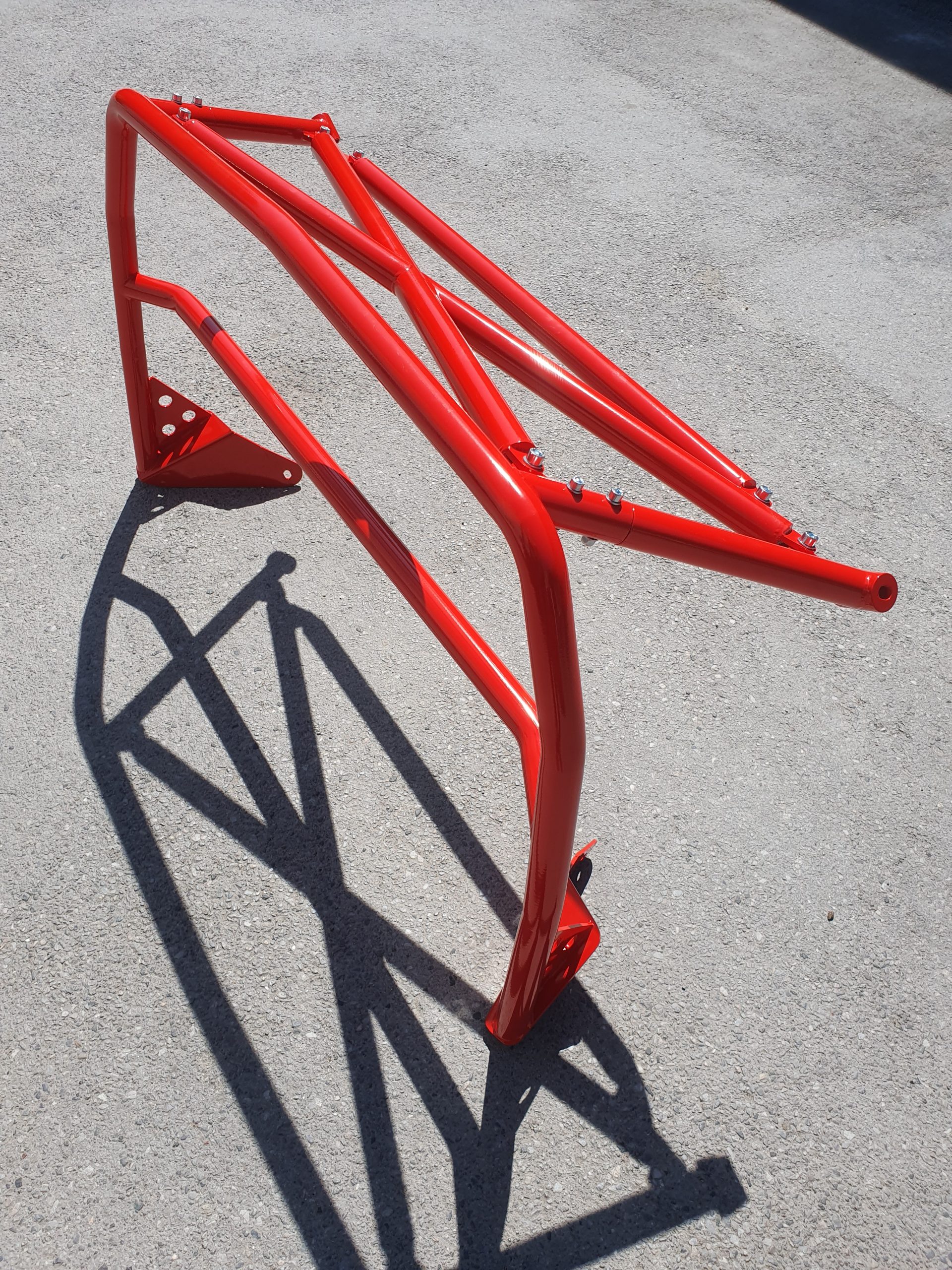 Clubsport-Bügel (kurze Ausführung), passend für Porsche 924/944, inkl. Diagonal-Kreuz 1-teilig ( mittig geschweißt ) , inkl. geschraubter Strebe unter dem Diagonal-Kreuz, inkl. eingeschweißtem und gebogenem Gurtrohr, Rot Pulver beschichtet