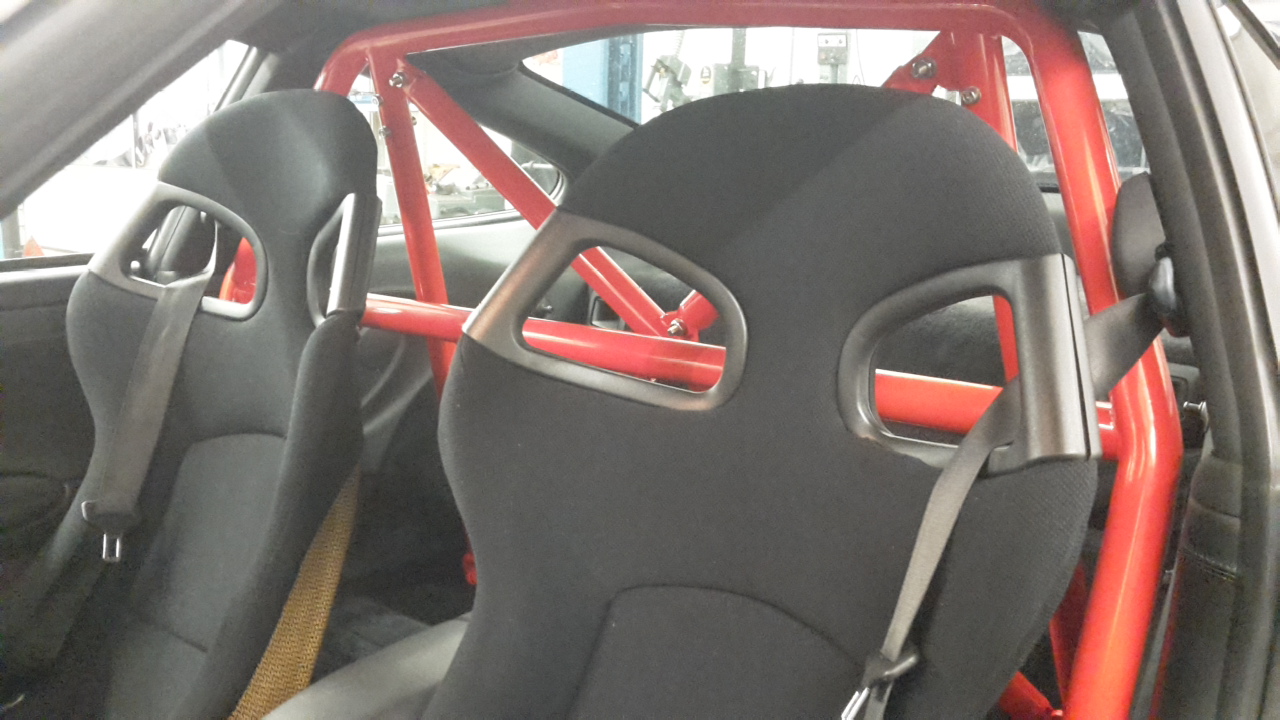 Clubsport-Bügel, passend für Porsche 996, inkl. Diagonal-Kreuz 3-teilig, inkl. eingeschweißtem und gebogenem Gurtrohr, Rot Pulver beschichtet