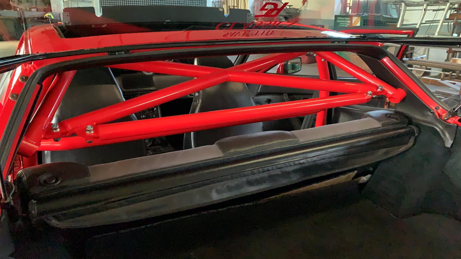 Clubsport-Bügel (kurze Ausführung) passend für Porsche 924/944, inkl. Diagonal-Kreuz 1-teilig (mittig geschweißt), inkl. geschraubter Strebe unter dem Diagonal-Kreuz, inkl. eingeschweißtem und gebogenem Gurtrohr, Rot Pulver beschichtet