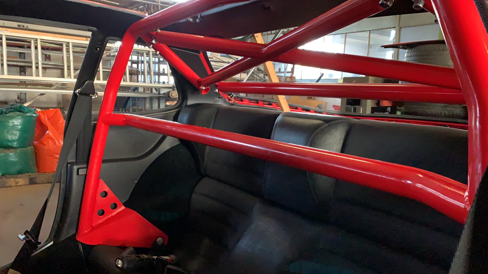Clubsport-Bügel (kurze Ausführung) passend für Porsche 924/944, inkl. Diagonal-Kreuz 1-teilig (mittig geschweißt), inkl. geschraubter Strebe unter dem Diagonal-Kreuz, inkl. eingeschweißtem und gebogenem Gurtrohr, Rot Pulver beschichtet
