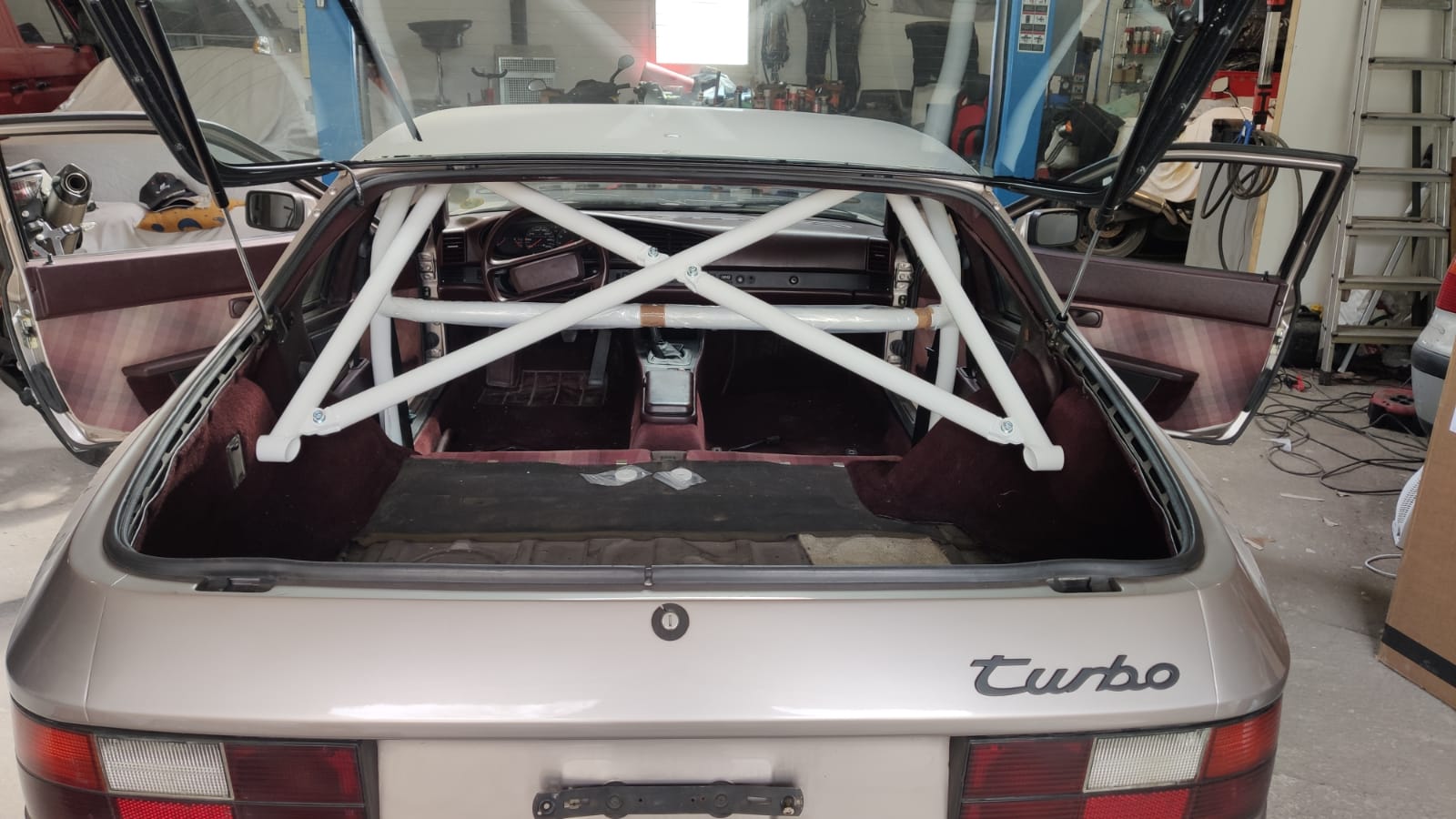 Clubsport-Bügel (lange Ausführung) passend für Porsche 944/968, inkl. Diagonal-Kreuz 3-teilig, inkl. eingeschweißtem und gebogenem Gurtrohr, Weiß Pulver beschichtet