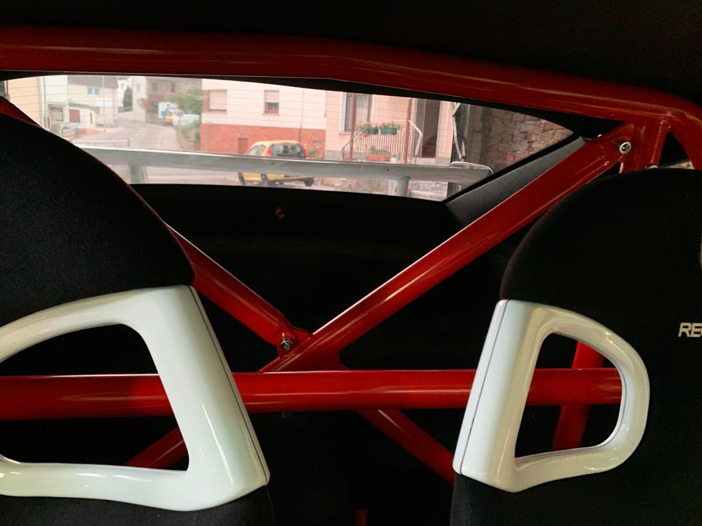 Clubsport-Bügel, passend für Porsche 996, inkl. Diagonal-Kreuz 3-teilig, inkl. eingeschweißtem und gebogenem Gurtrohr, Rot Pulver beschichtet