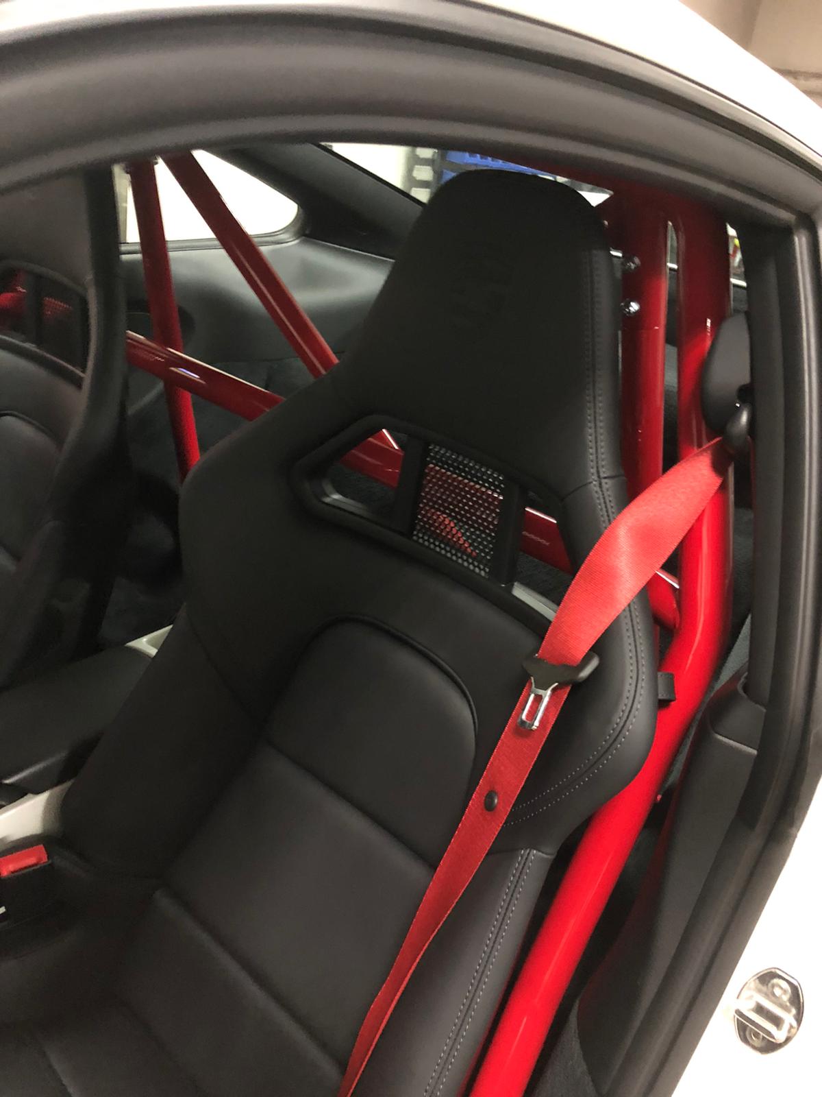 Clubsport-Bügel, passend für Porsche 997, inkl. Diagonal-Kreuz 1-teilig (mittig geschweißt) , inkl. eingeschweißtem und gebogenem Gurtrohr, Rot Pulver beschichtet