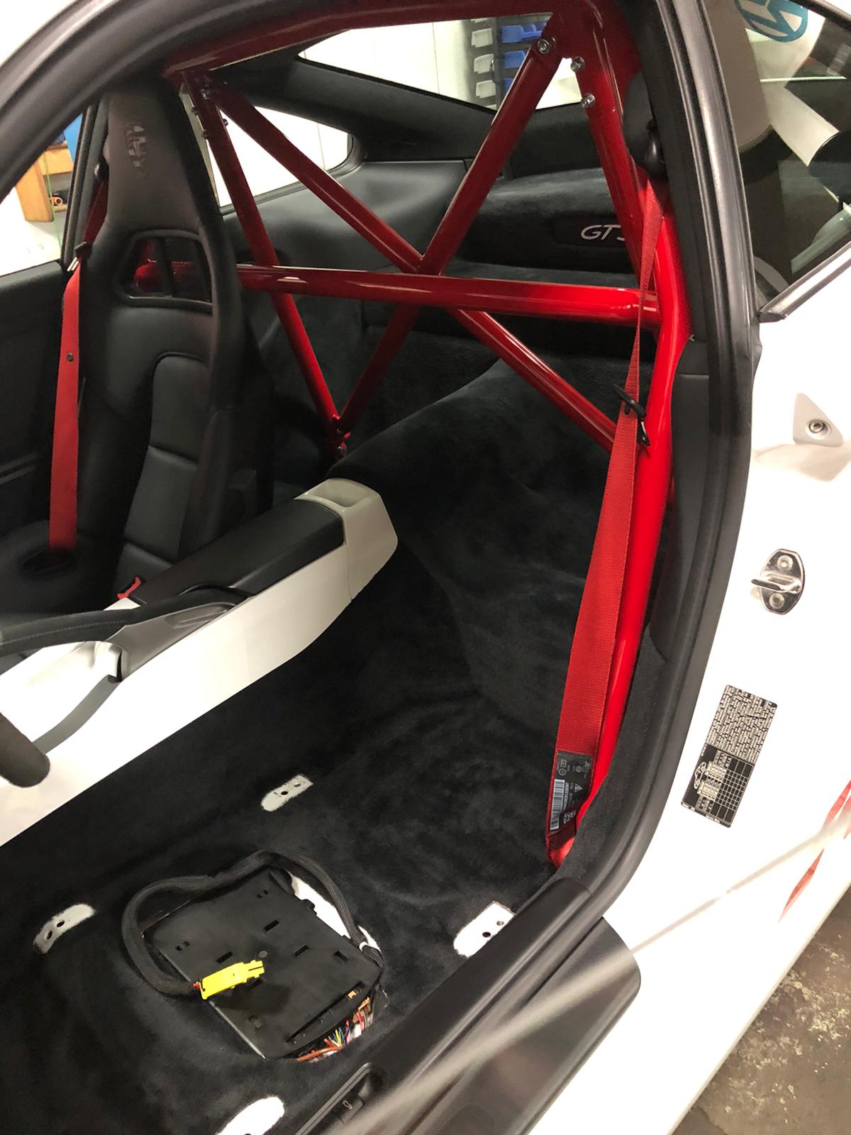 Clubsport-Bügel, passend für Porsche 997, inkl. Diagonal-Kreuz 1-teilig (mittig geschweißt) , inkl. eingeschweißtem und gebogenem Gurtrohr, Rot Pulver beschichtet