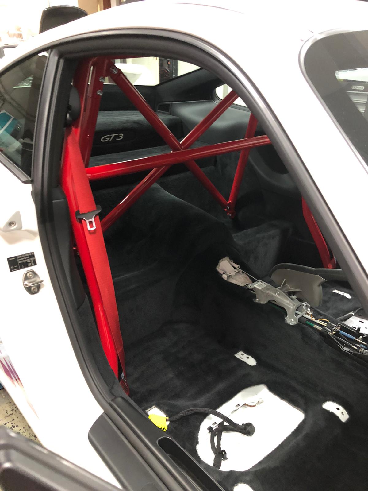 Clubsport-Bügel, passend für Porsche 997, inkl. Diagonal-Kreuz 1-teilig (mittig geschweißt) , inkl. eingeschweißtem und gebogenem Gurtrohr, Rot Pulver beschichtet