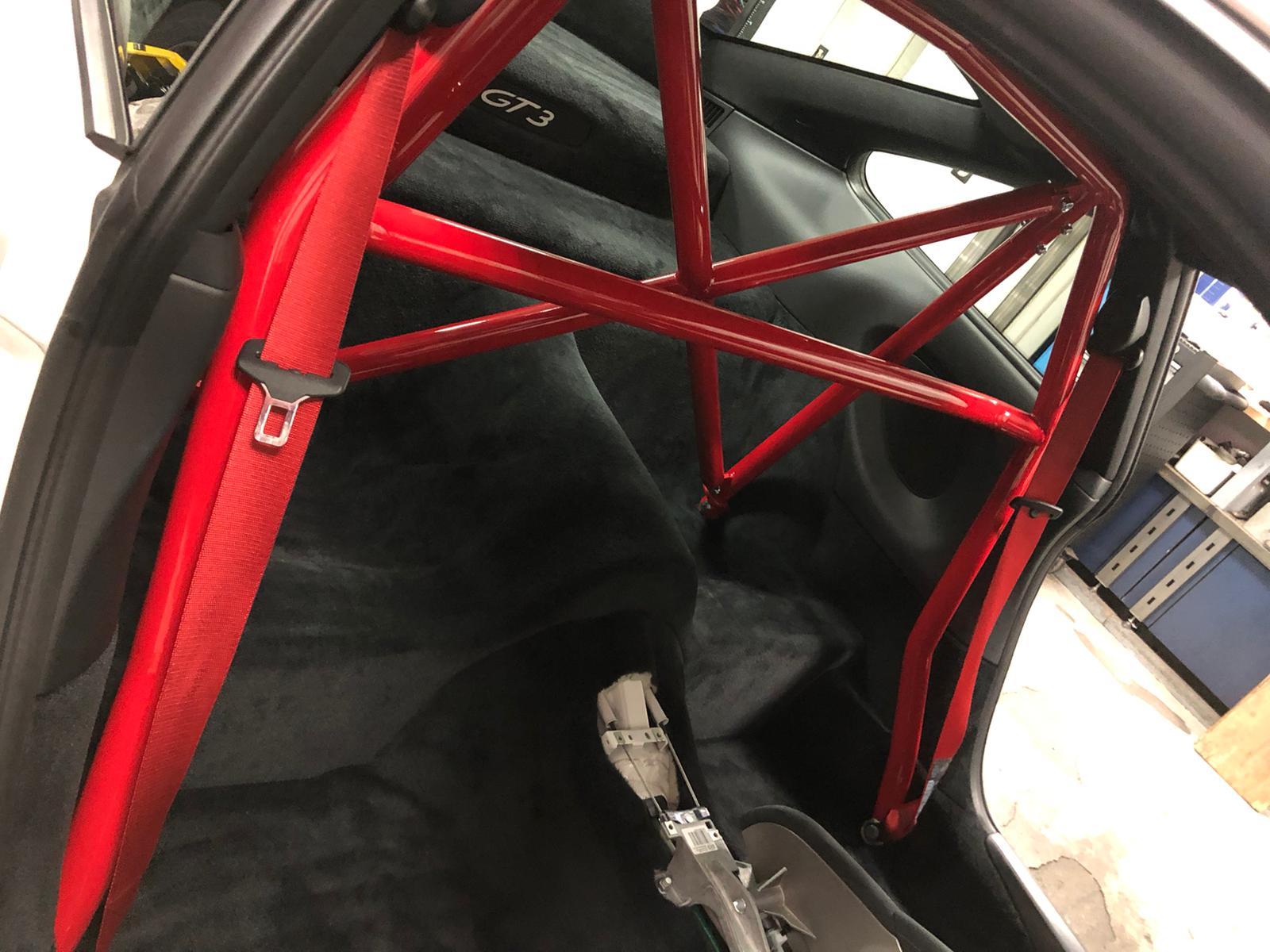 Clubsport-Bügel, passend für Porsche 997, inkl. Diagonal-Kreuz 1-teilig (mittig geschweißt) , inkl. eingeschweißtem und gebogenem Gurtrohr, Rot Pulver beschichtet