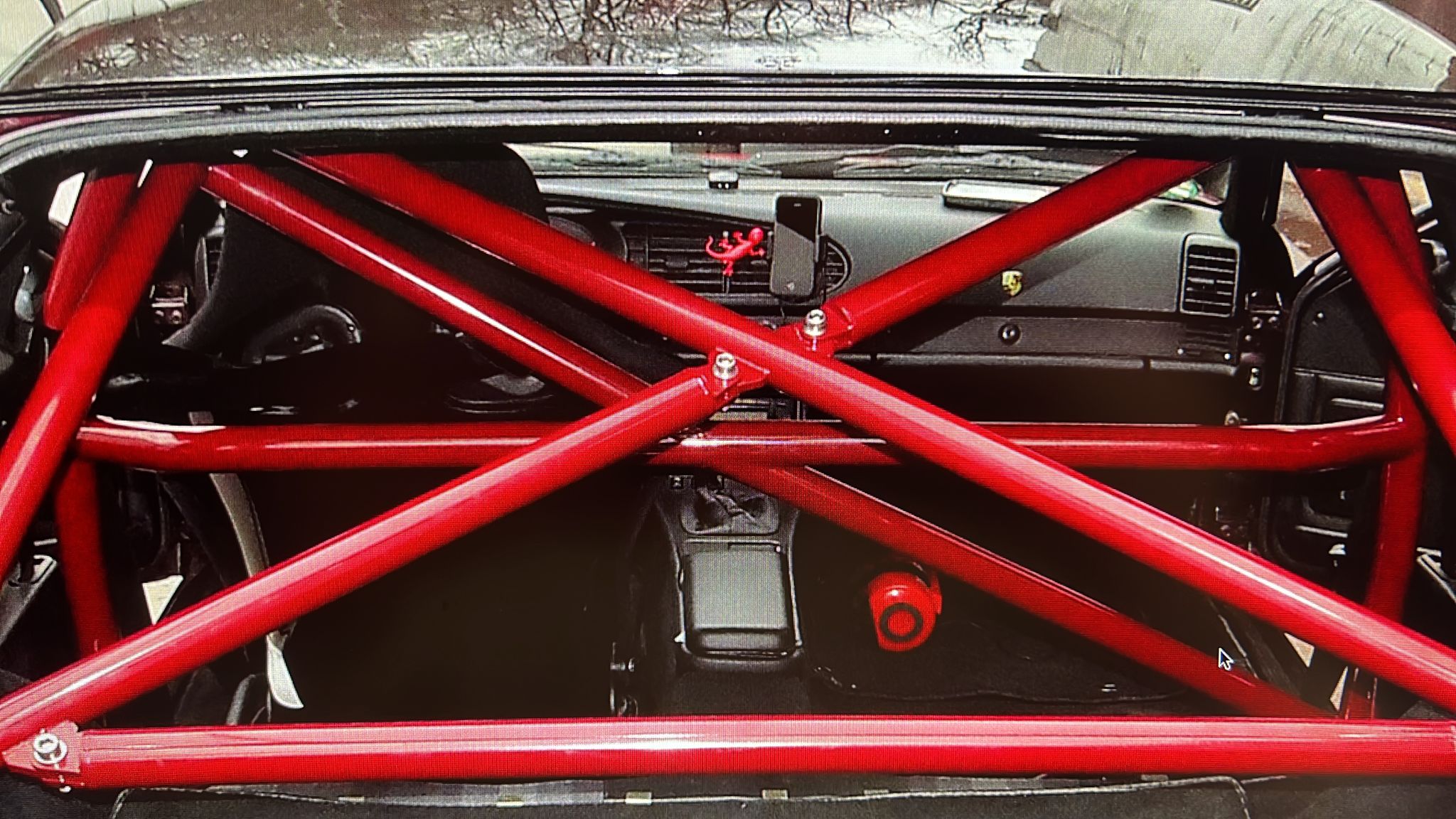 Clubsport-Bügel (lange Ausführung) passend für Porsche 944/968, inkl. Diagonal-Kreuz 3-teilig, inkl. geschraubter Strebe unter dem Diagonal-Kreuz, inkl. eingeschweißtem und gebogenem Gurtrohr, inkl. geschweißter Diagonale durch das Gurtrohr, Rot Pulver beschichtet