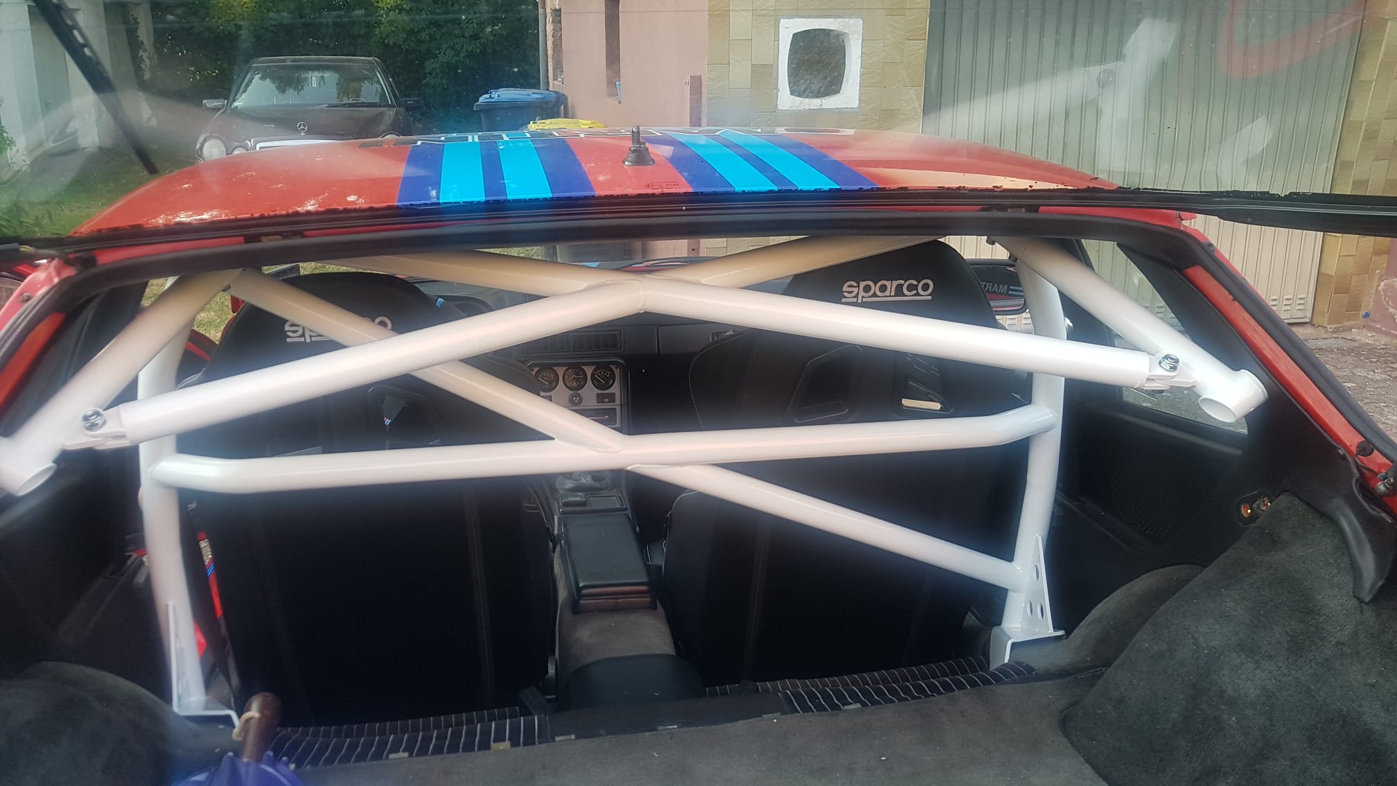 Clubsport-Bügel (kurze Ausführung) passend für Porsche 924/944 , inkl. Diagonal-Kreuz 1-teilig (mittig geschweißt), inkl. eingeschweißtem und gebogenem Gurtrohr, inkl. geschweißter Diagonale durch das Gurtrohr, Weiß Pulver beschichtet