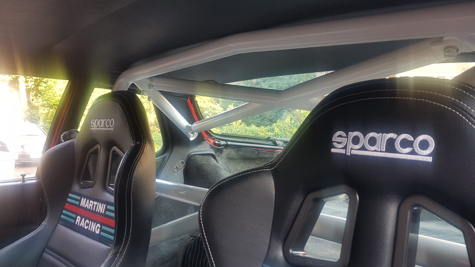 Clubsport-Bügel (kurze Ausführung) passend für Porsche 924/944 , inkl. Diagonal-Kreuz 1-teilig (mittig geschweißt), inkl. eingeschweißtem und gebogenem Gurtrohr, inkl. geschweißter Diagonale durch das Gurtrohr, Weiß Pulver beschichtet
