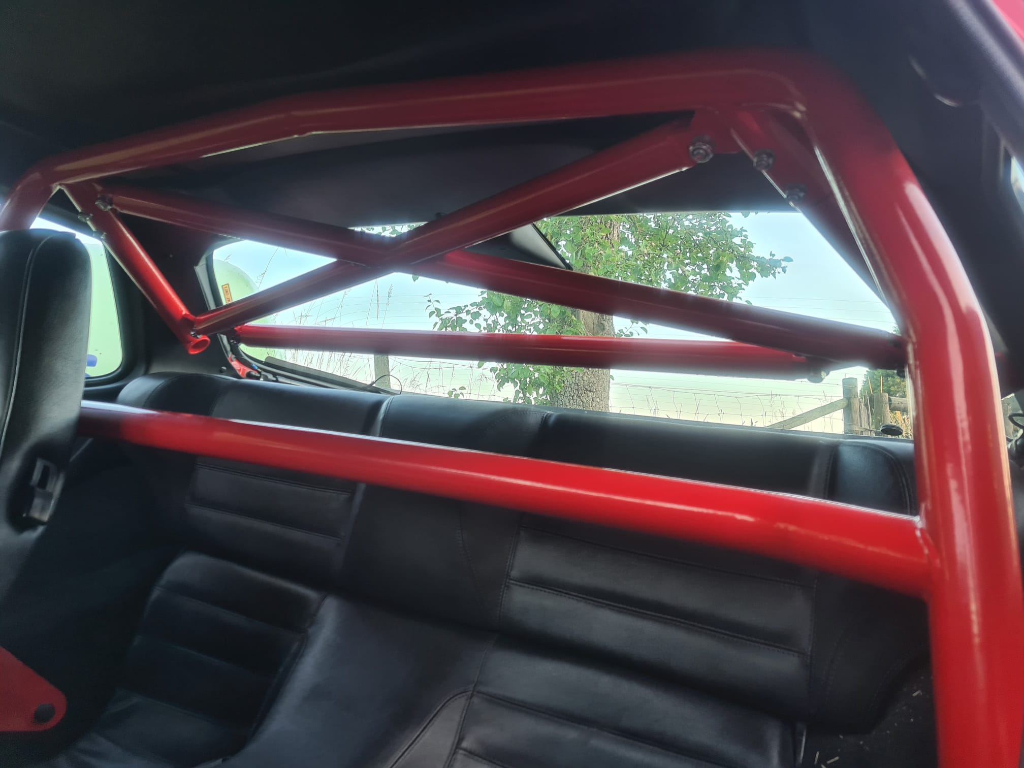 Clubsport-Bügel (kurze Ausführung) passend für Porsche 924/944, inkl. Diagonal-Kreuz 1-teilig (mittig geschweißt), inkl. geschraubter Strebe unter dem Diagonal-Kreuz, inkl. eingeschweißtem und gebogenem Gurtrohr, Rot Pulver beschichtet