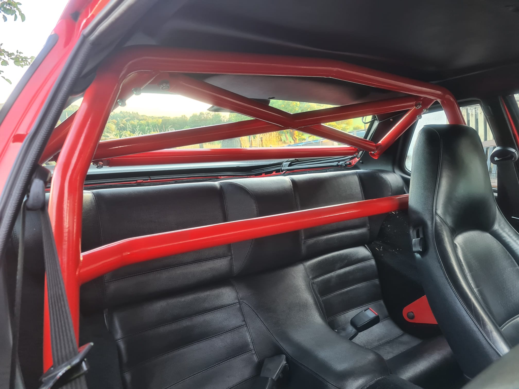 Clubsport-Bügel (kurze Ausführung) passend für Porsche 924/944, inkl. Diagonal-Kreuz 1-teilig (mittig geschweißt), inkl. geschraubter Strebe unter dem Diagonal-Kreuz, inkl. eingeschweißtem und gebogenem Gurtrohr, Rot Pulver beschichtet